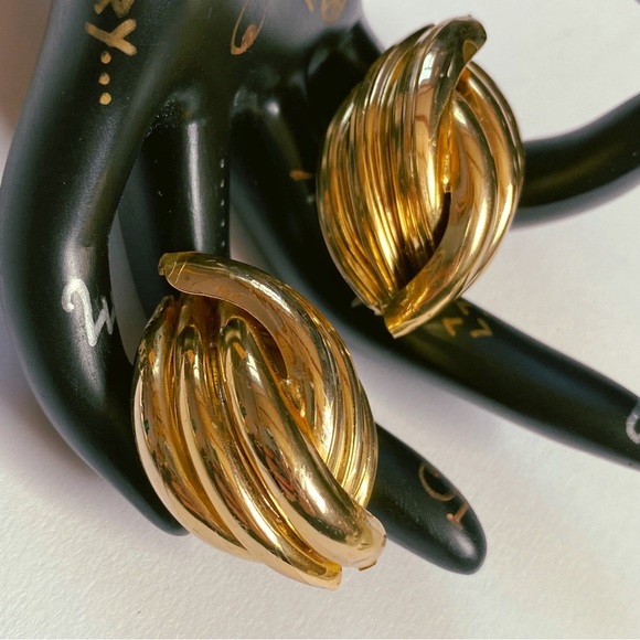 Vintage 1980s Gold Tone Overlapping Ribbed Clip On Earrings - Picture 1 of 6